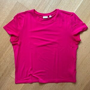 Aritzia Babaton Everyday tee - size Medium - fuchsia pink